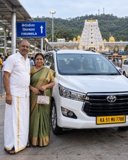 Couple travelling on the Tirupati private car package